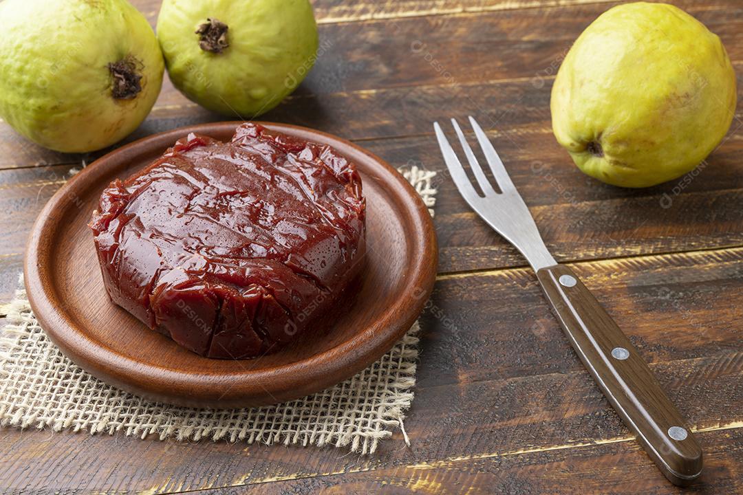 Goiaba doce com frutas. Sobremesa típica caseira brasileira.