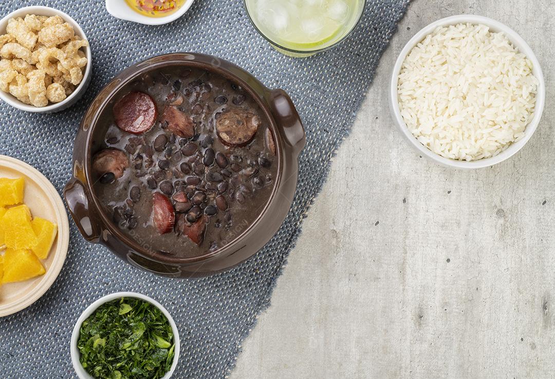Tradicional feijoada brasileira com arroz, couve, caipirinha, laranja