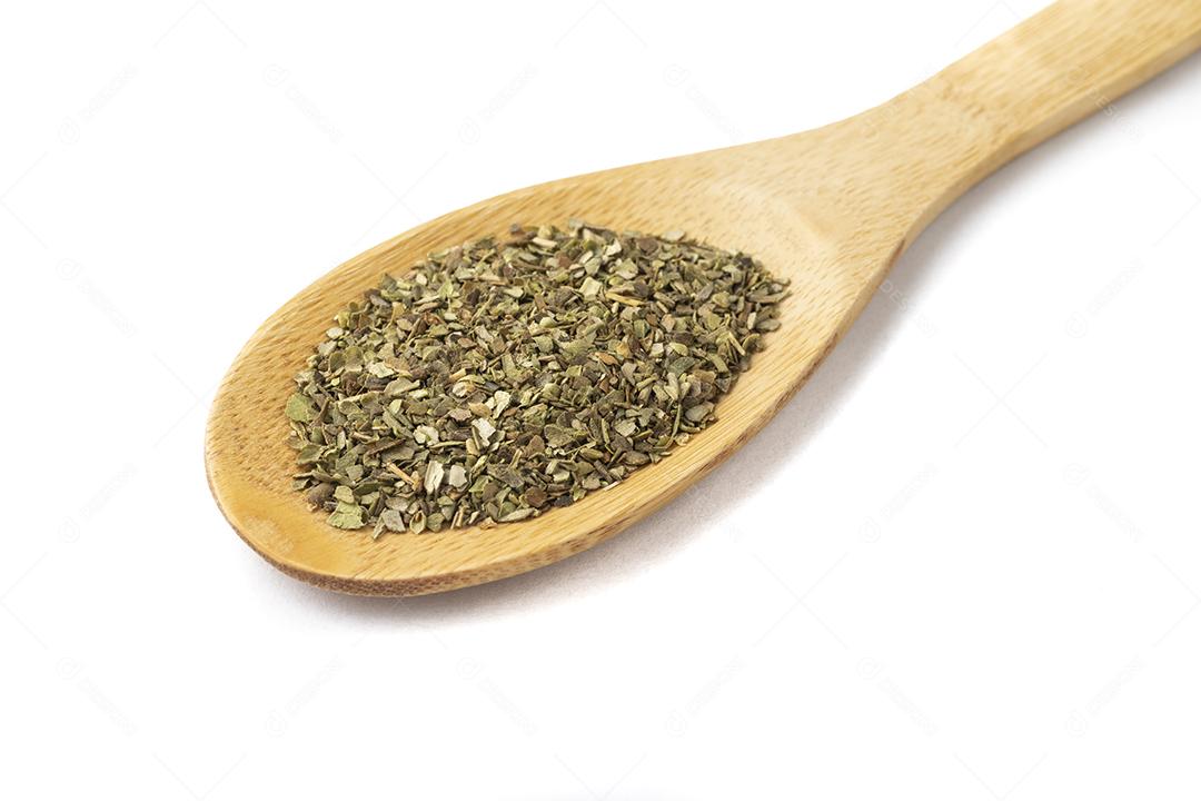 Vista superior, orégano seco em uma colher de madeira
