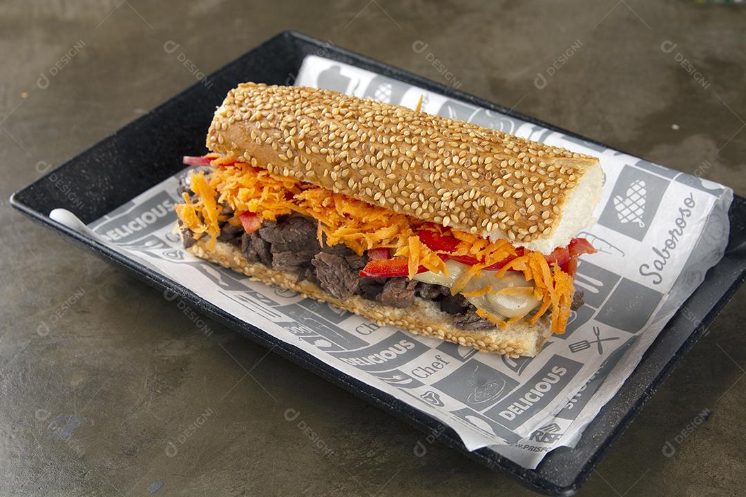 Sanduíche de carne, cenoura e pimenta.