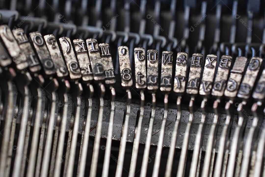 Mecanismo de máquina de escrever vintage. Velhas cartas de metal de máquina de escrever.
