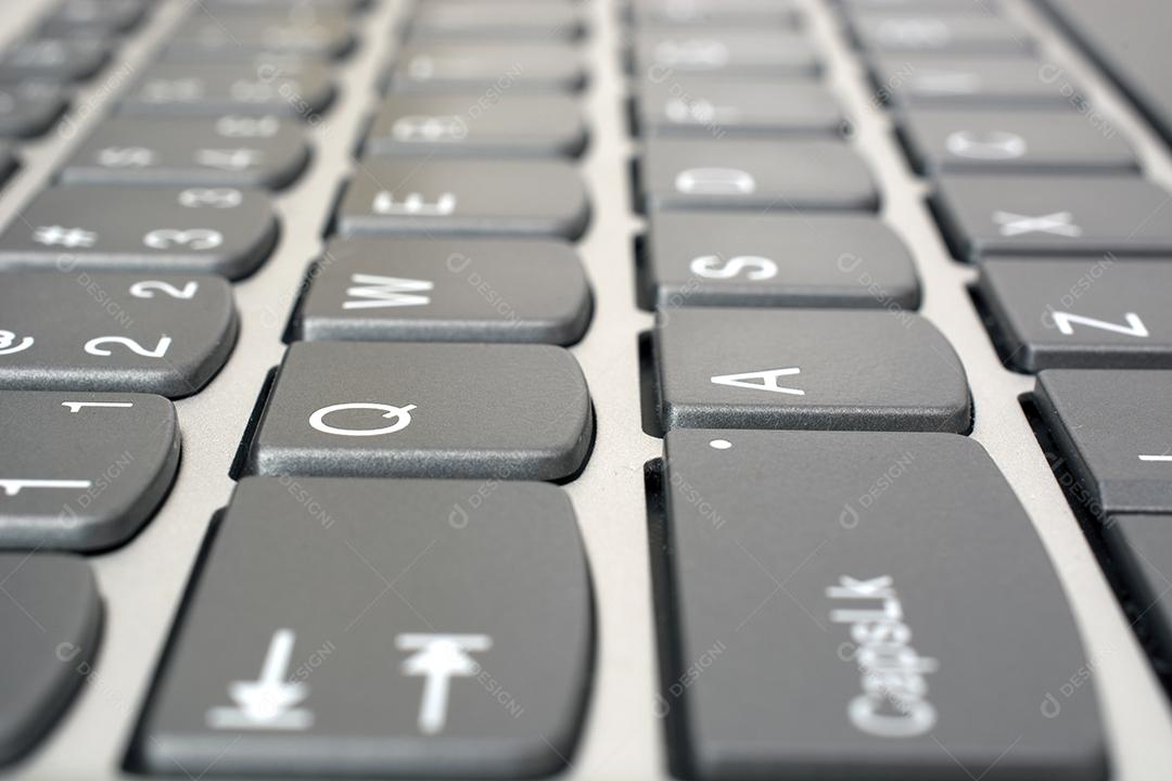 um teclado de computador em perspectiva