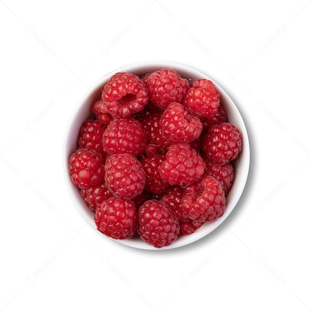 Framboesas em uma tigela isolada sobre fundo branco.