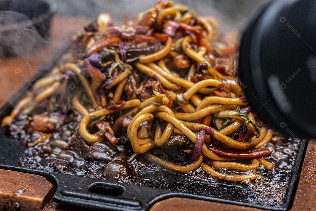 Frango Teriyaki Yaki Udon. Comida  Japonês.