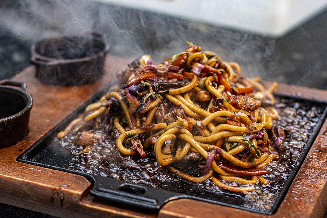 Frango Teriyaki Yaki Udon. Comida  Japonês.
