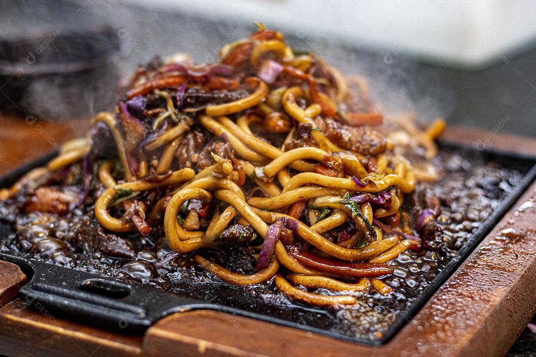 Frango Teriyaki Yaki Udon. Comida  Japonês.