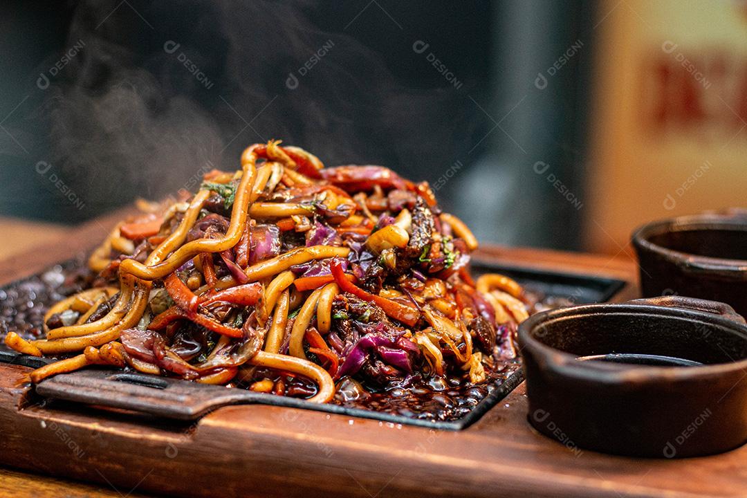 Frango Teriyaki Yaki Udon. Comida  Japonês.