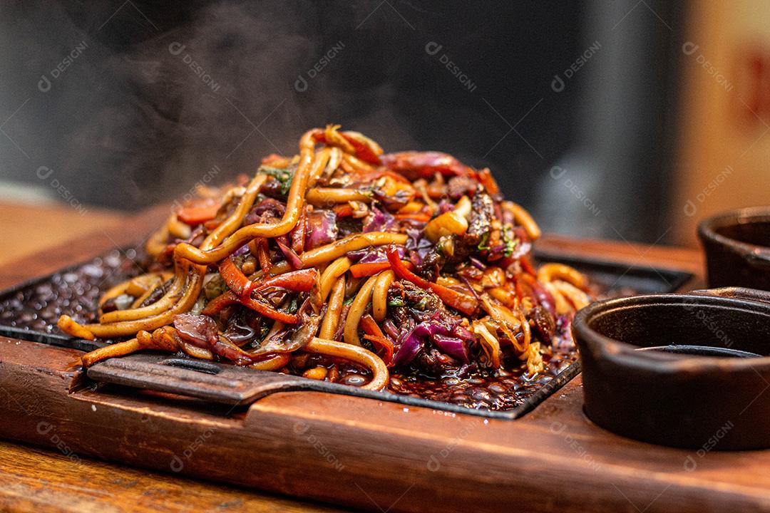Frango Teriyaki Yaki Udon. Comida  Japonês.