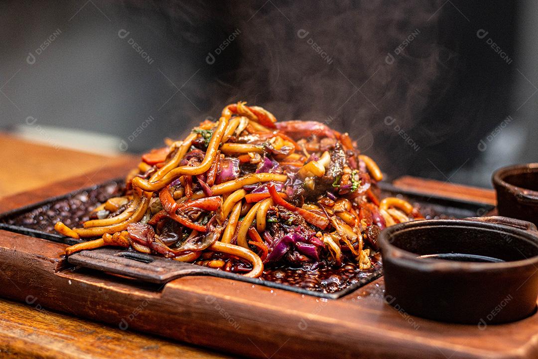 Frango Teriyaki Yaki Udon. Comida  Japonês.