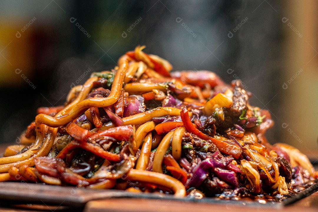 Frango Teriyaki Yaki Udon. Comida  Japonês.