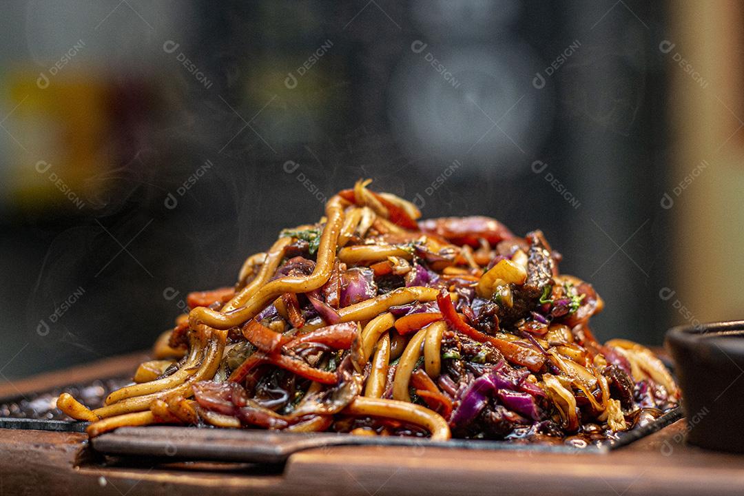 Frango Teriyaki Yaki Udon. Comida  Japonês.