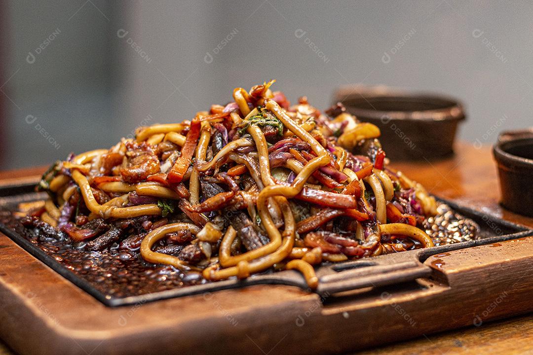 Frango Teriyaki Yaki Udon. Comida  Japonês.