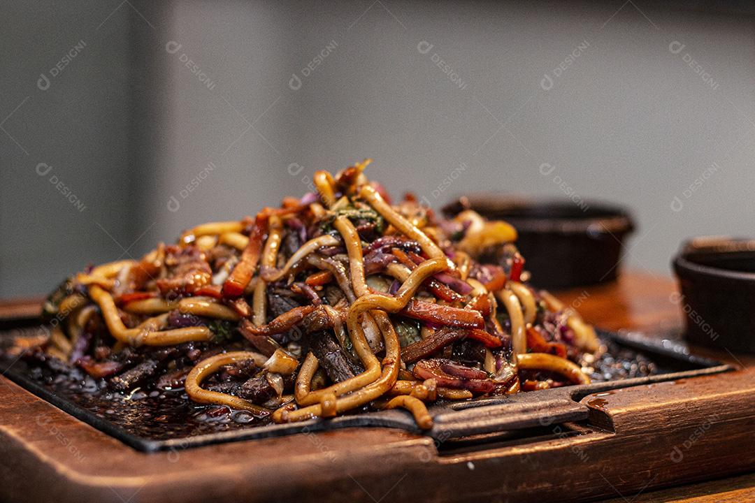 Frango Teriyaki Yaki Udon. Comida  Japonês.