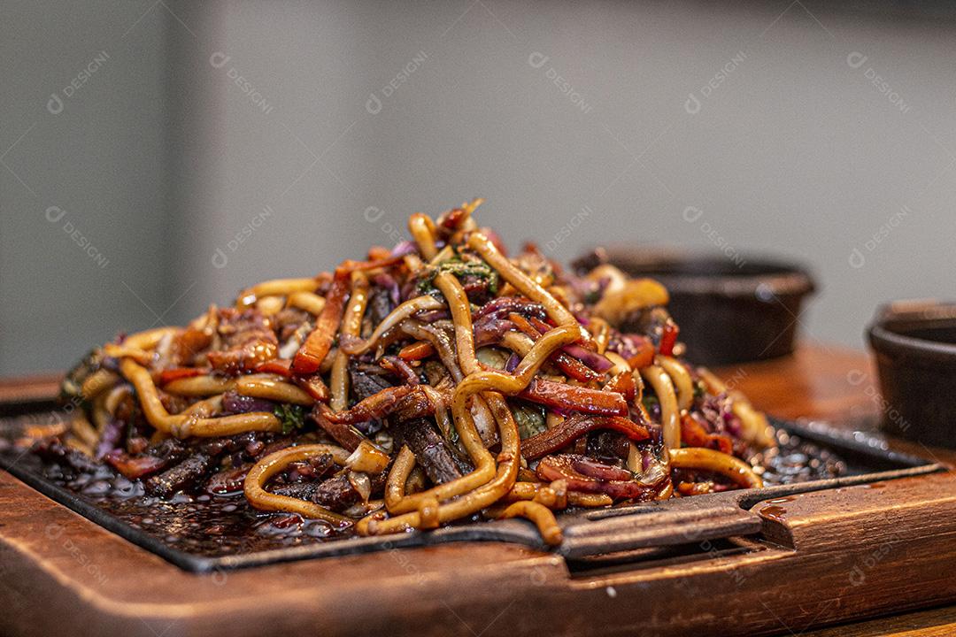 Frango Teriyaki Yaki Udon. Comida  Japonês.