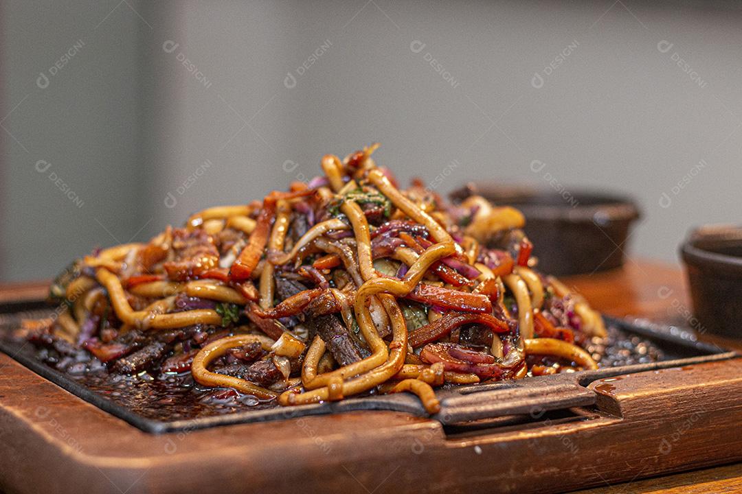 Frango Teriyaki Yaki Udon. Comida  Japonês.