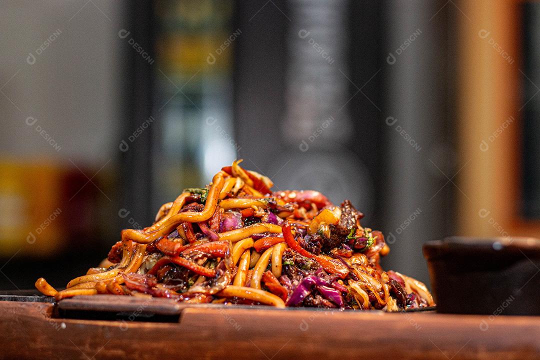 Frango Teriyaki Yaki Udon. Comida  Japonês.