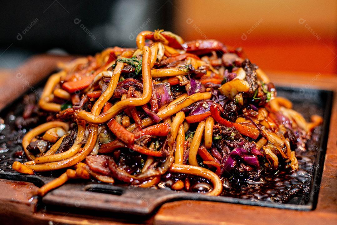 Frango Teriyaki Yaki Udon. Comida  Japonês.