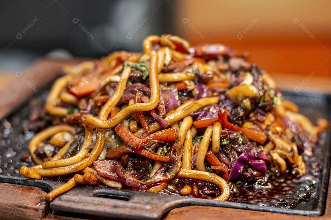 Frango Teriyaki Yaki Udon. Comida  Japonês.