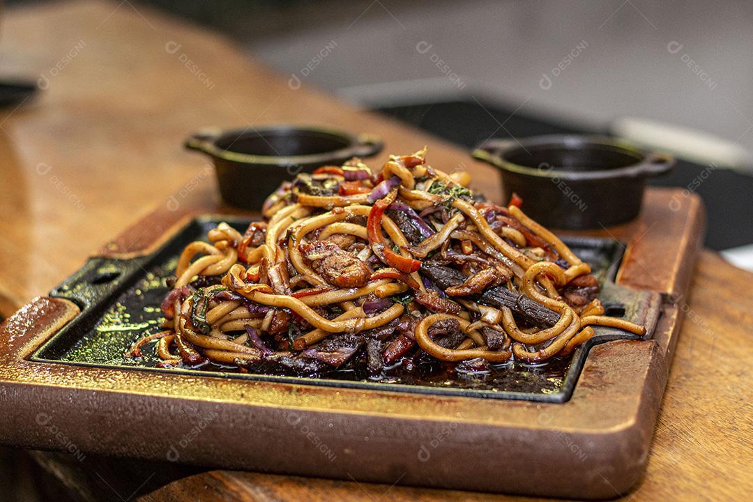 Frango Teriyaki Yaki Udon. Comida  Japonês.