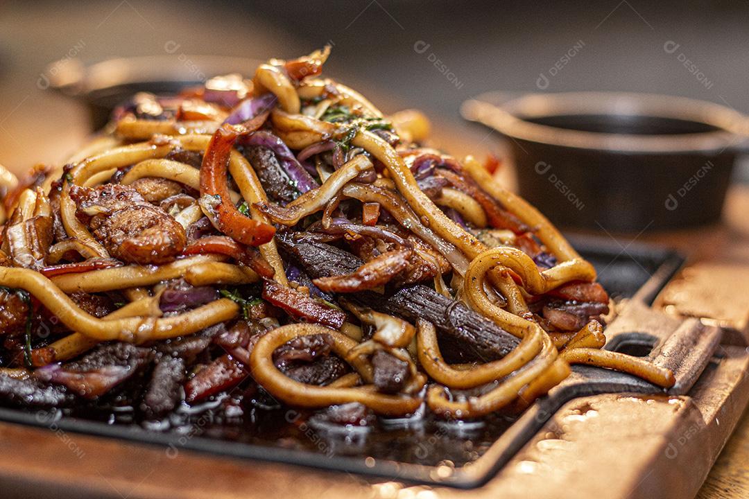 Frango Teriyaki Yaki Udon. Comida  Japonês.