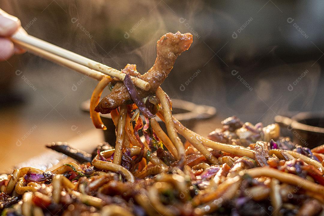 Frango Teriyaki Yaki Udon. Comida  Japonês.