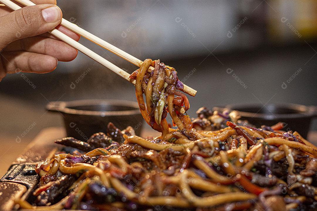 Frango Teriyaki Yaki Udon. Comida  Japonês.