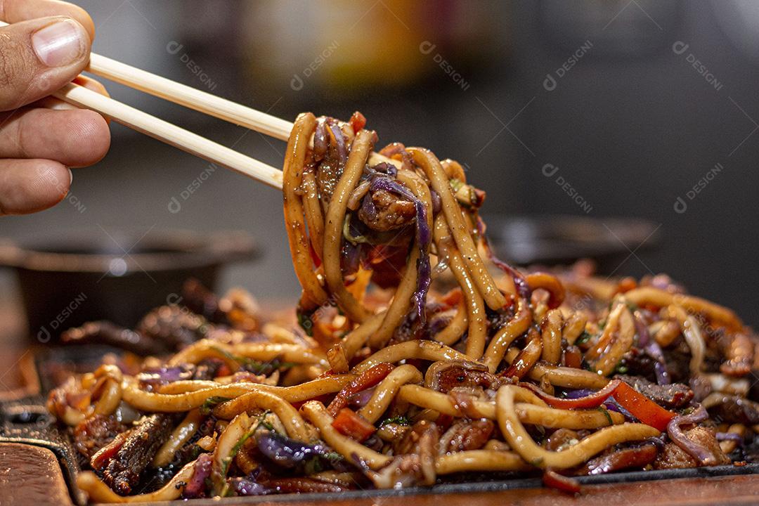 Frango Teriyaki Yaki Udon. Comida  Japonês.