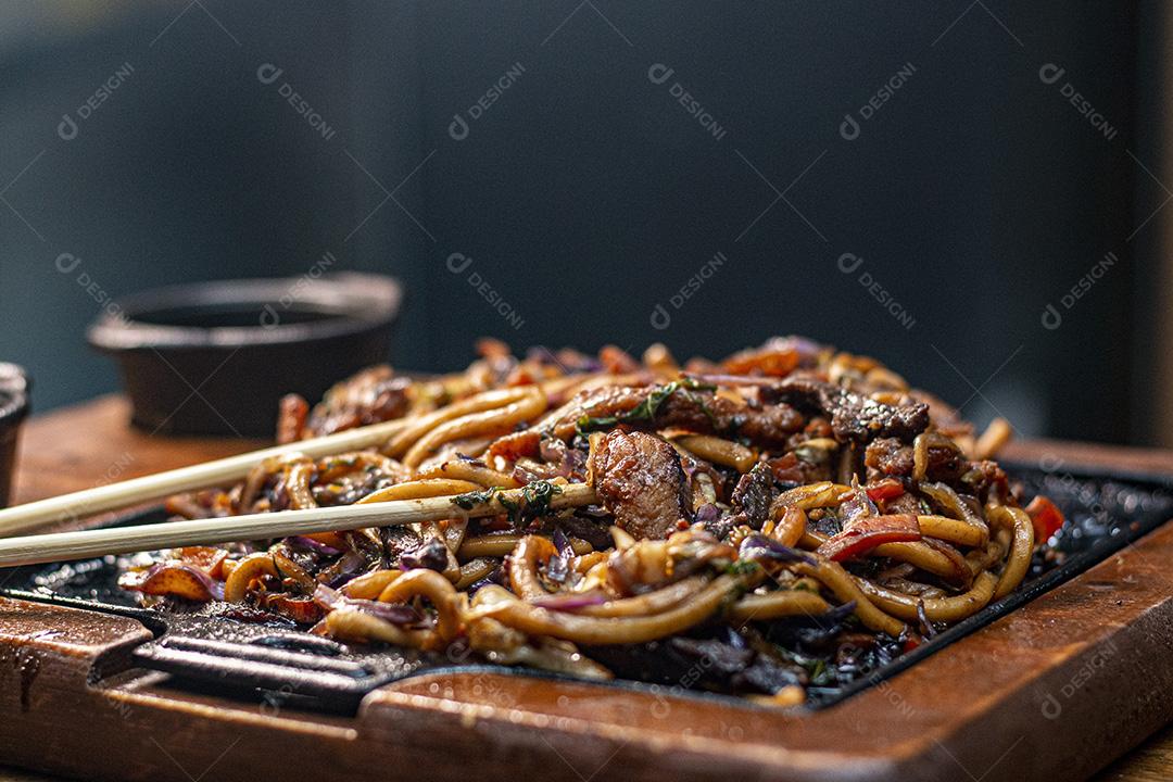 Frango Teriyaki Yaki Udon. Comida  Japonês.