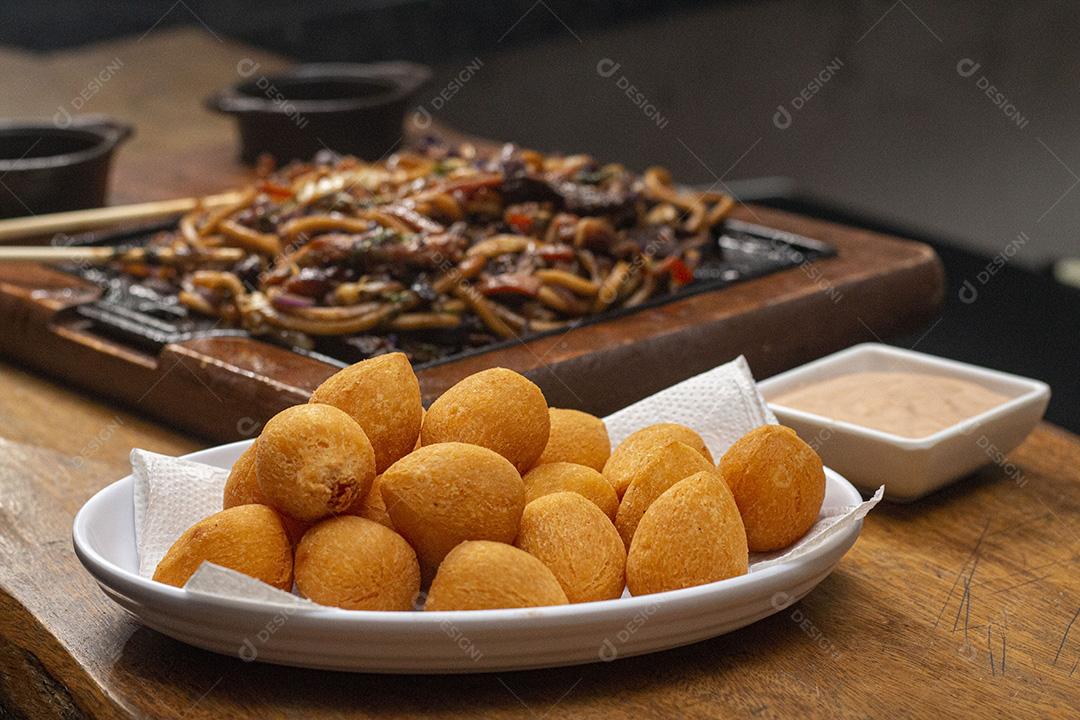 Frango Teriyaki Yaki Udon e Salgadinho. Comida  Japonês.