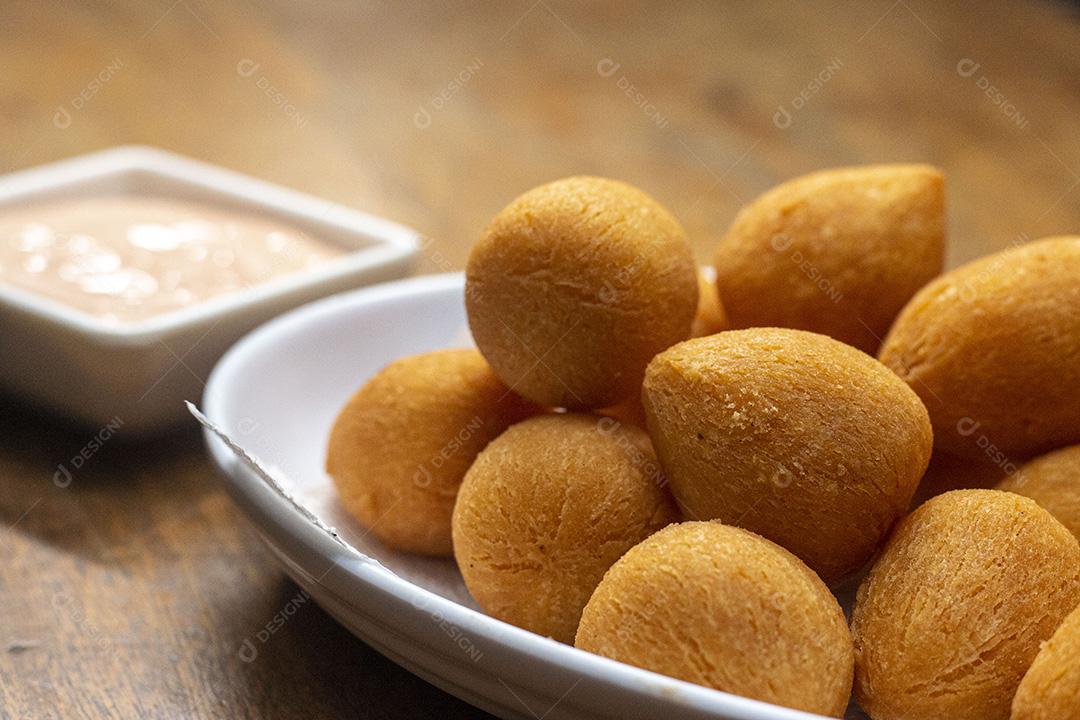 Salgadinho sobre tigela branca.