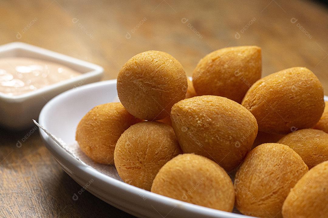 Salgadinho de frango sobre tigela branca.