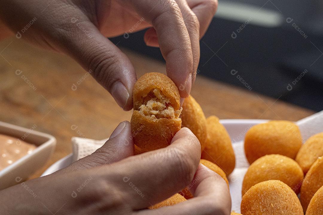 Salgadinho de frango sobre tigela branca.