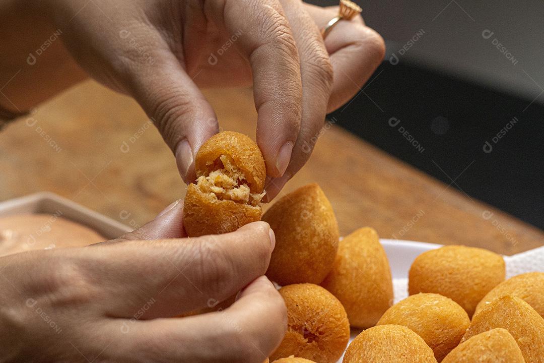 Salgadinho de frango sobre tigela branca.