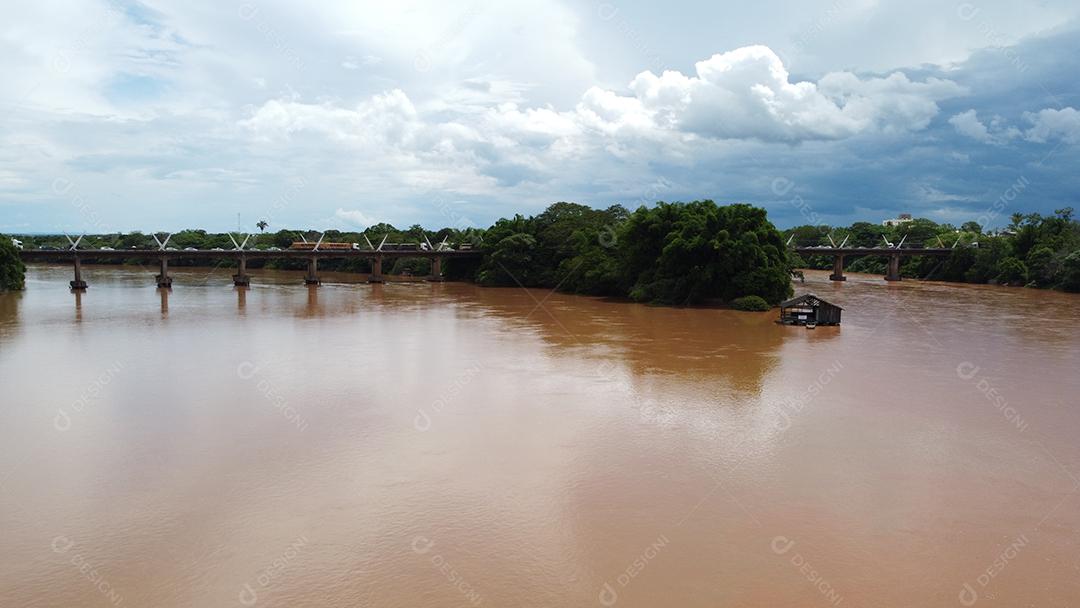 Paisagem lago floresta sobre céu nublado