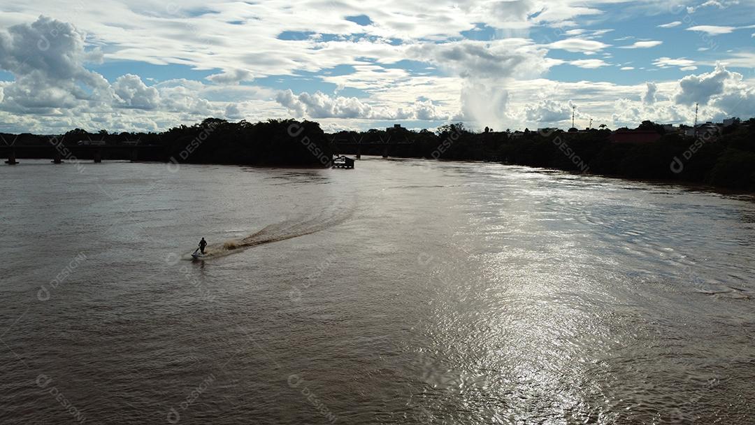 Paisagem lago floresta sobre céu nublado