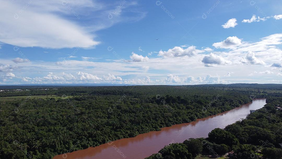 Vista aerea de uma lago floresta arvores