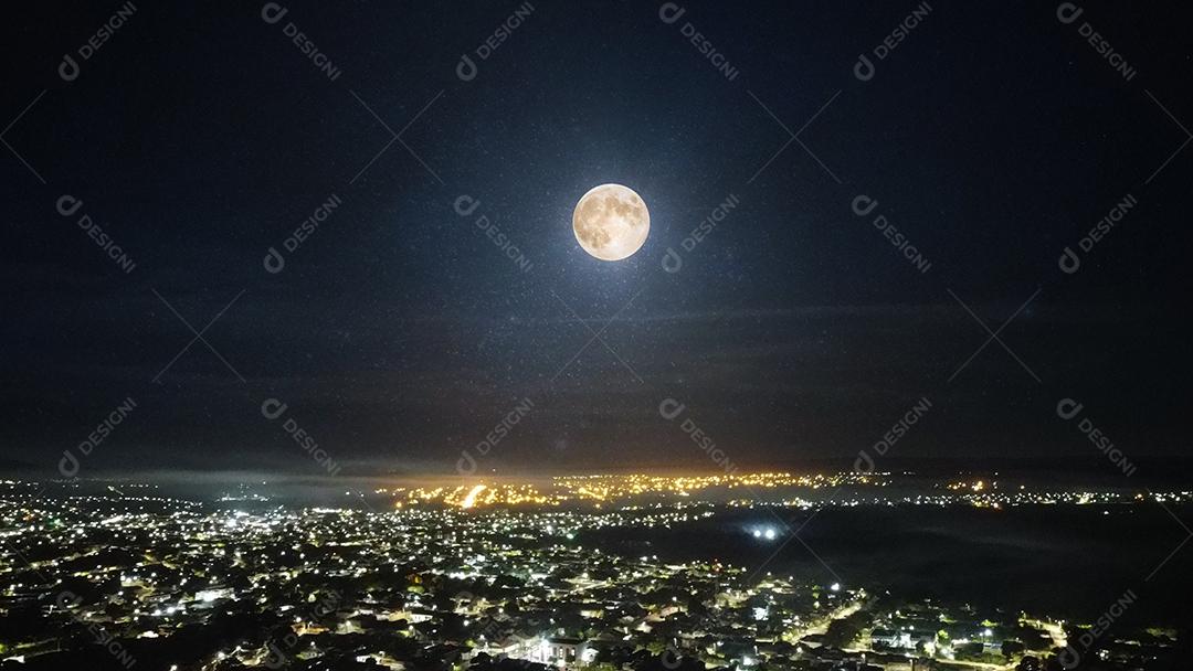 Paisagem lua cheia sobre cidade iluminada noite ruas