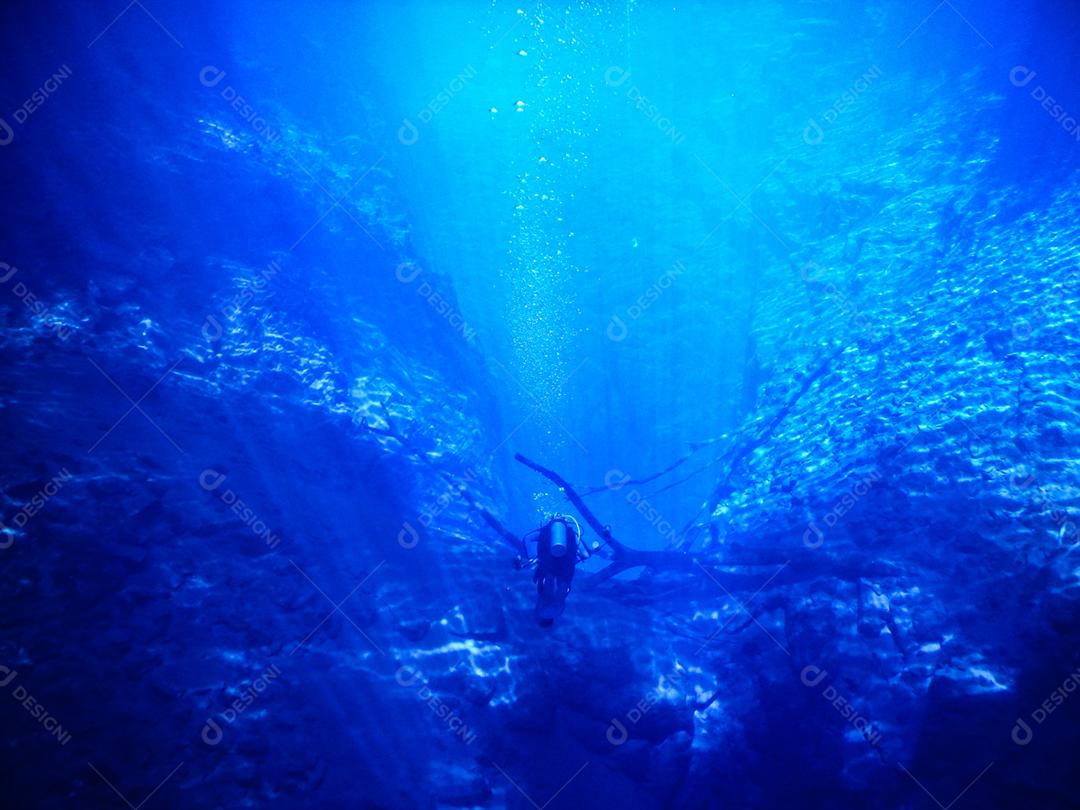 Praticando mergulho e snorkeling, lagoa misteriosa, bela lagoa de água azul turquesa transparente