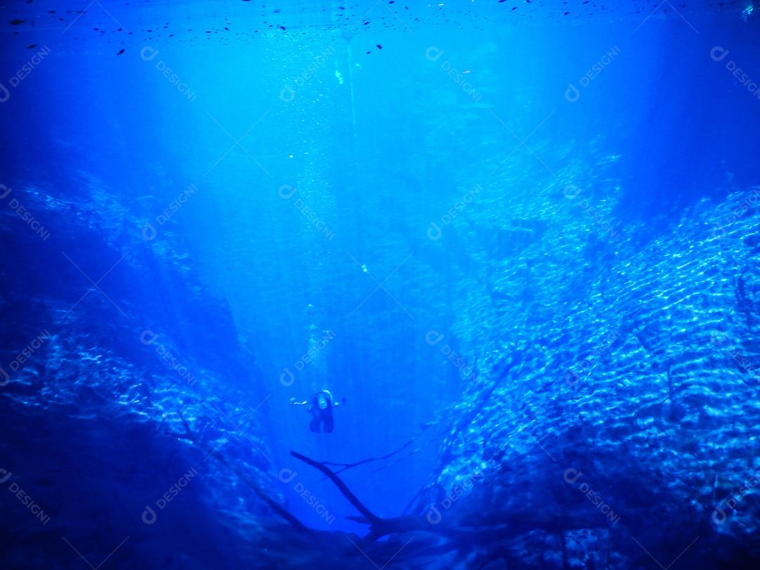 Praticando mergulho e snorkeling, lagoa misteriosa, bela lagoa de água azul turquesa transparente