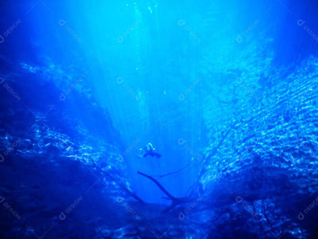 Praticando mergulho e snorkeling, lagoa misteriosa, bela lagoa de água azul turquesa transparente