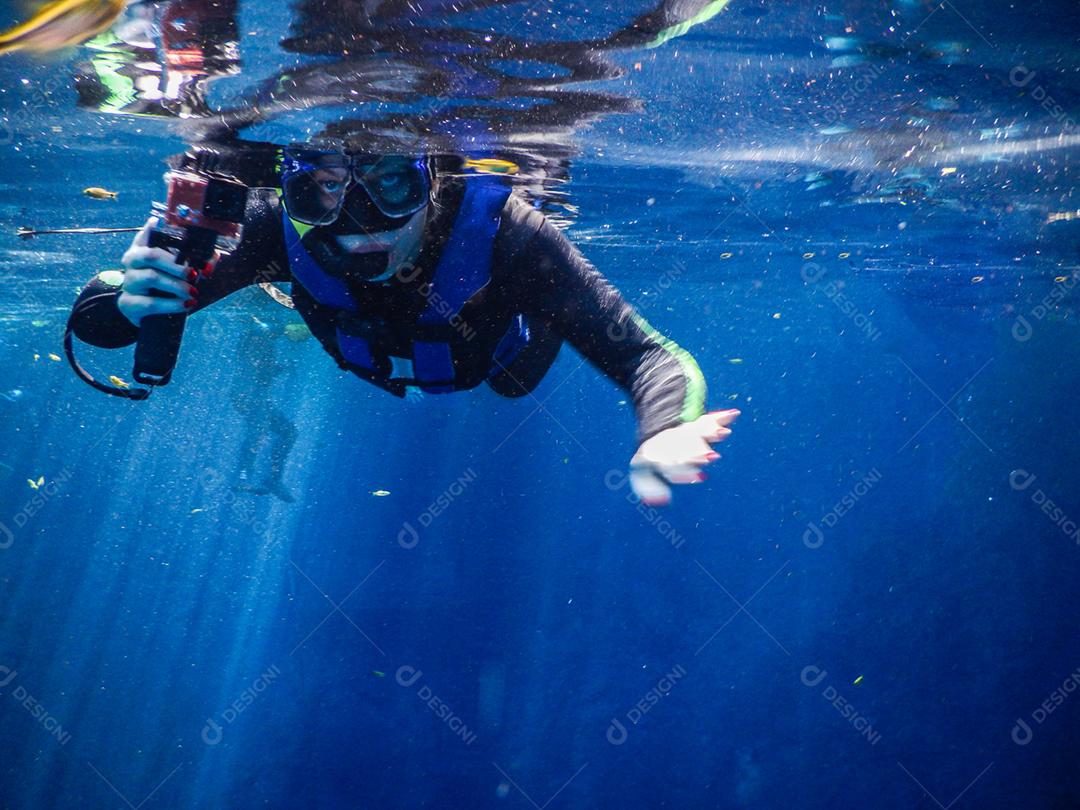 Praticando mergulho e snorkeling, lagoa misteriosa, bela lagoa de água azul turquesa transparente