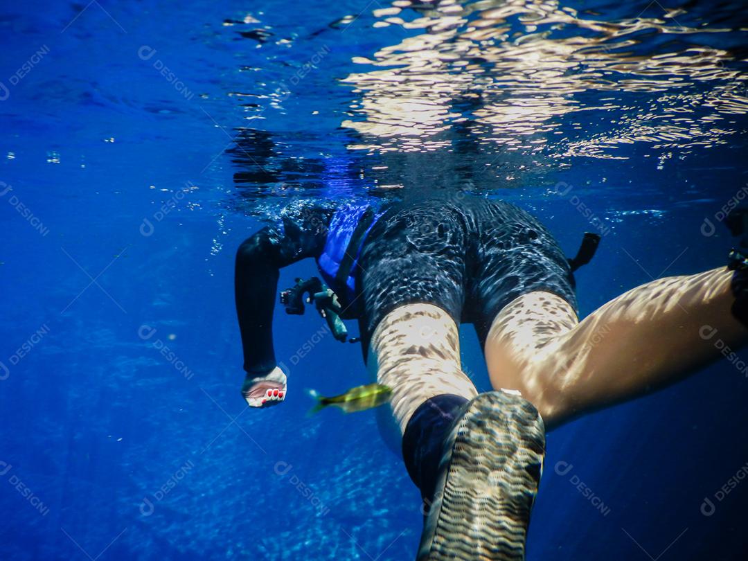 Praticando mergulho e snorkeling, lagoa misteriosa, bela lagoa de água azul turquesa transparente