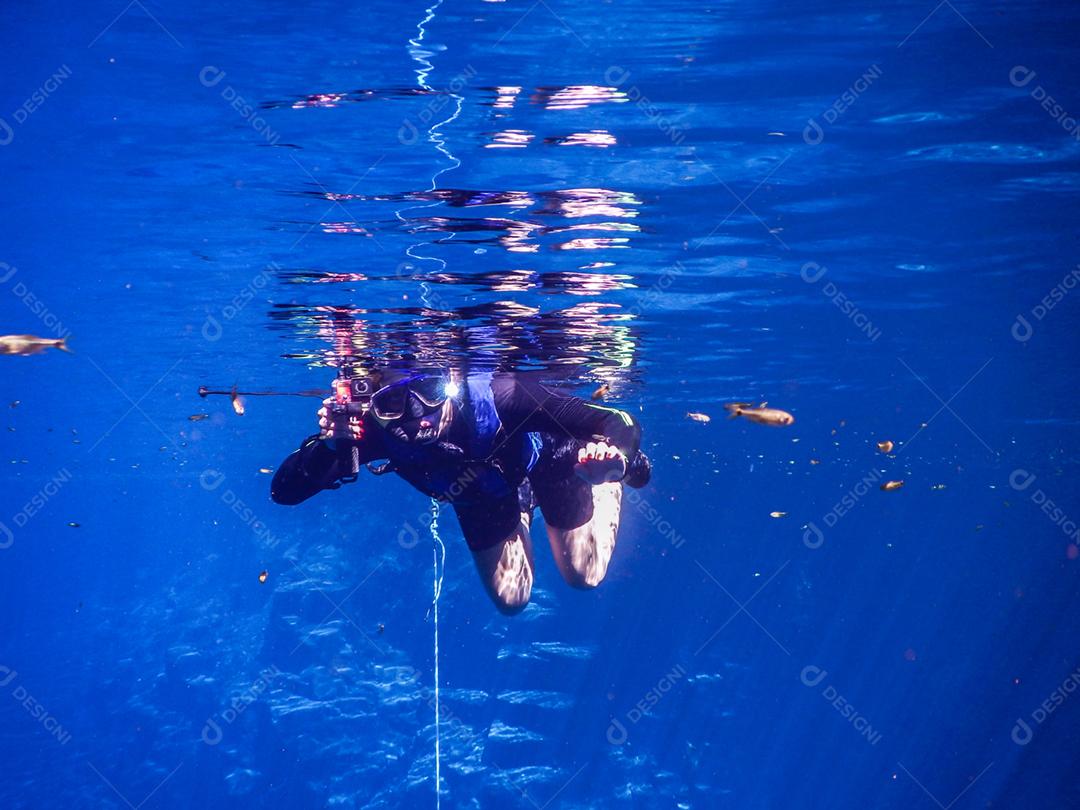 Praticando mergulho e snorkeling, lagoa misteriosa, bela lagoa de água azul turquesa transparente