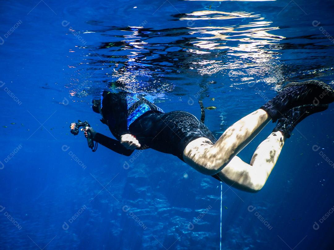 Praticando mergulho e snorkeling, lagoa misteriosa, bela lagoa de água azul turquesa transparente