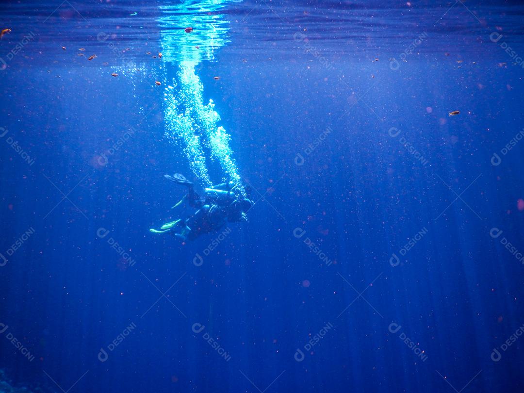 Praticando mergulho e snorkeling, lagoa misteriosa, bela lagoa de água azul turquesa transparente