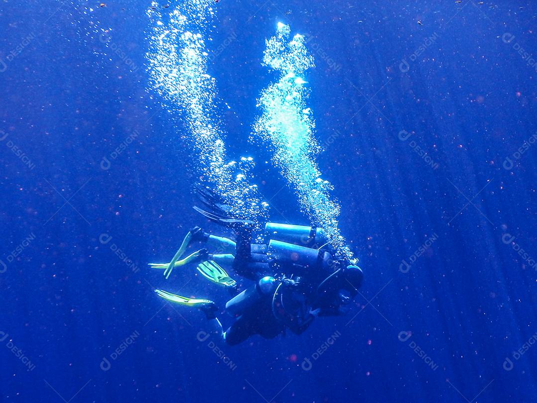 Praticando mergulho e snorkeling, lagoa misteriosa, bela lagoa de água azul turquesa transparente