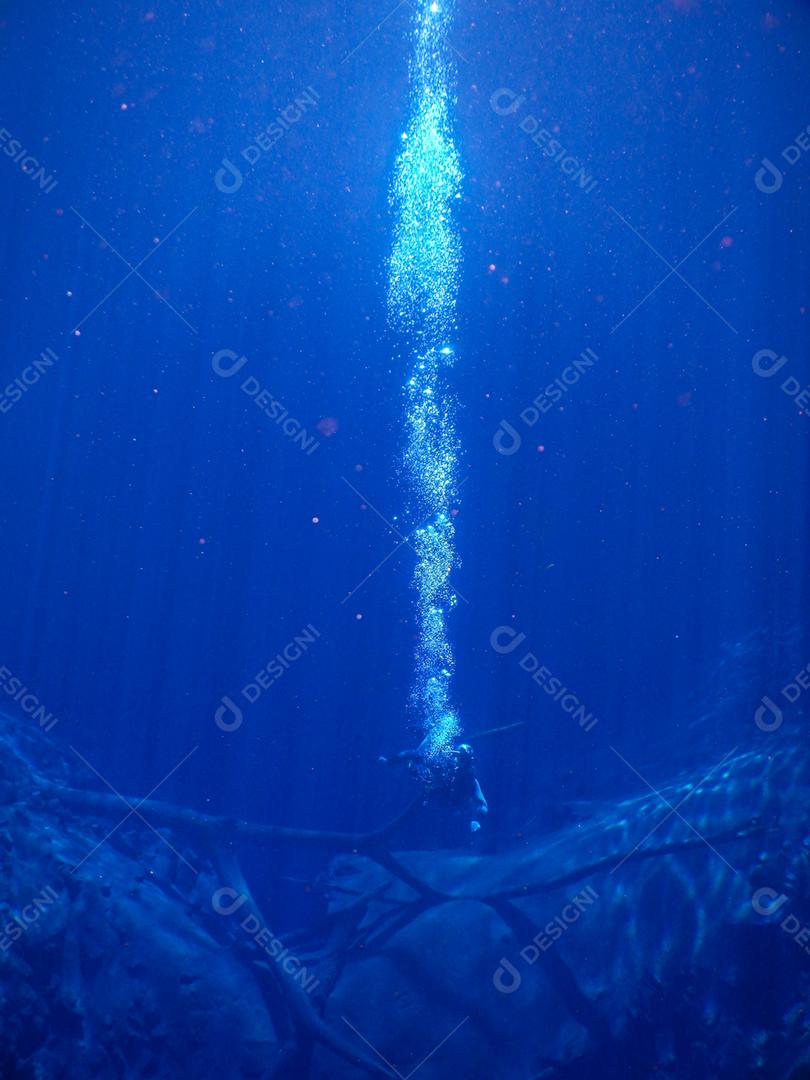 Praticando mergulho e snorkeling, lagoa misteriosa, bela lagoa de água azul turquesa transparente