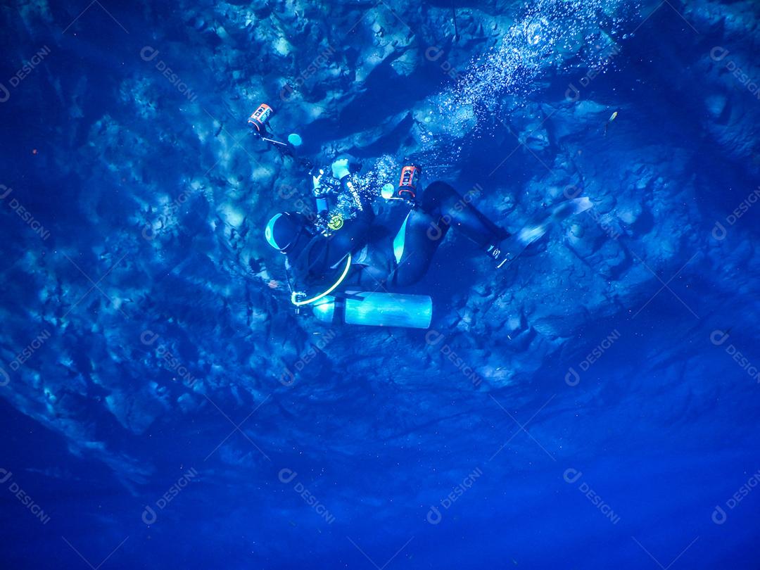 Praticando mergulho e snorkeling, lagoa misteriosa, bela lagoa de água azul turquesa transparente