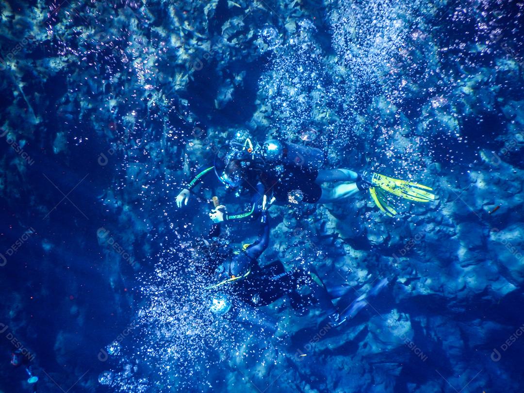 Praticando mergulho e snorkeling, lagoa misteriosa, bela lagoa de água azul turquesa transparente