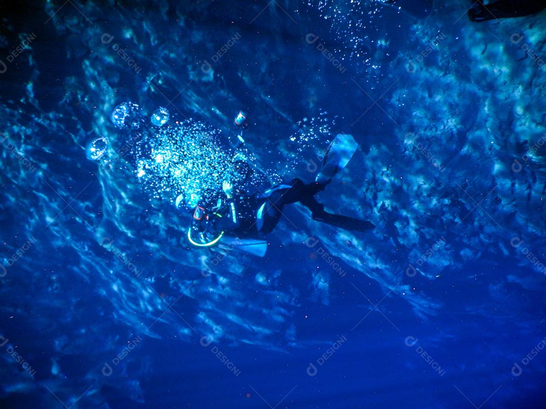 Praticando mergulho e snorkeling, lagoa misteriosa, bela lagoa de água azul turquesa transparente